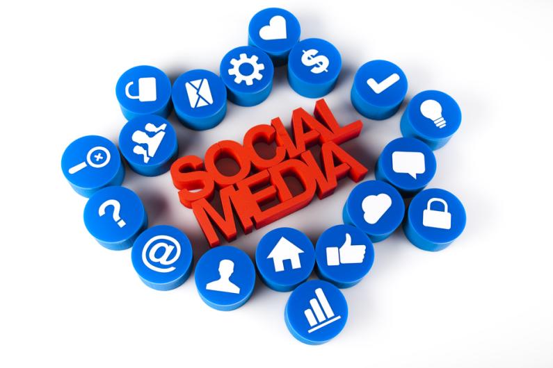 La publicitat a les xarxes socials mòbil i èxit individual