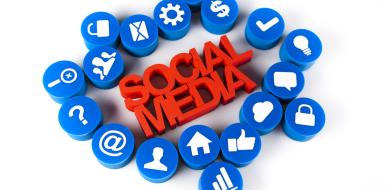 La publicitat a les xarxes socials mòbil i èxit individual